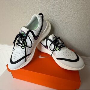 Nike White-Black-Vapor Green Sneakers (Size 9)
